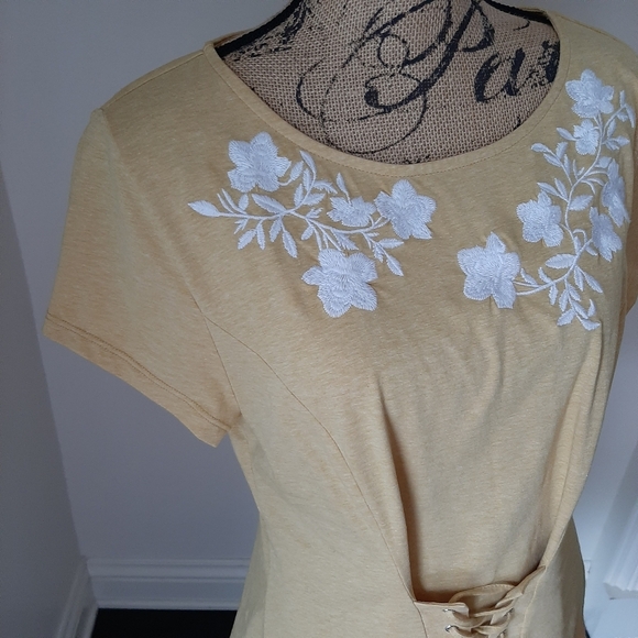 INTERNATIONAL CONCEPTS EMBROIDERED TEE - Picture 2 of 15